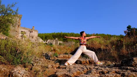 Yoga-La-Chica-Haciendo-Yoga-Con-Una-Parada-De-Cabeza-En-La-Hierba