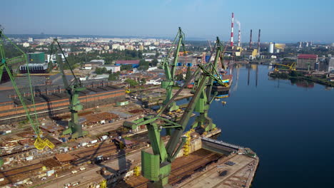 grúas portuarias en el astillero de gdansk, industria de la construcción naval en el río martwa wisla en gdansk, polonia