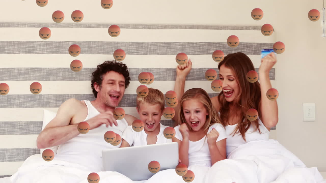 노트북에서 신용카드로 지불하는 아이들과 함께 백인 부부 위에 화가 난 이모지 아이콘의 애니메이션.