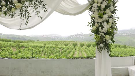 Holzrahmen-Verziert-Mit-Weißen-Blumen-Und-Stoff,-Der-Mit-Dem-Wind-In-Quinta-Da-Pacheca,-Lamego,-Portugal-Fliegt