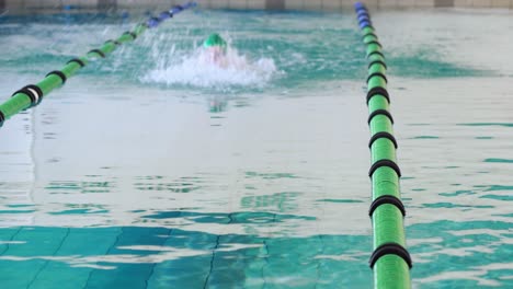 Fitter-Schwimmer-Beim-Schmetterlingsschwimmen-Im-Schwimmbad