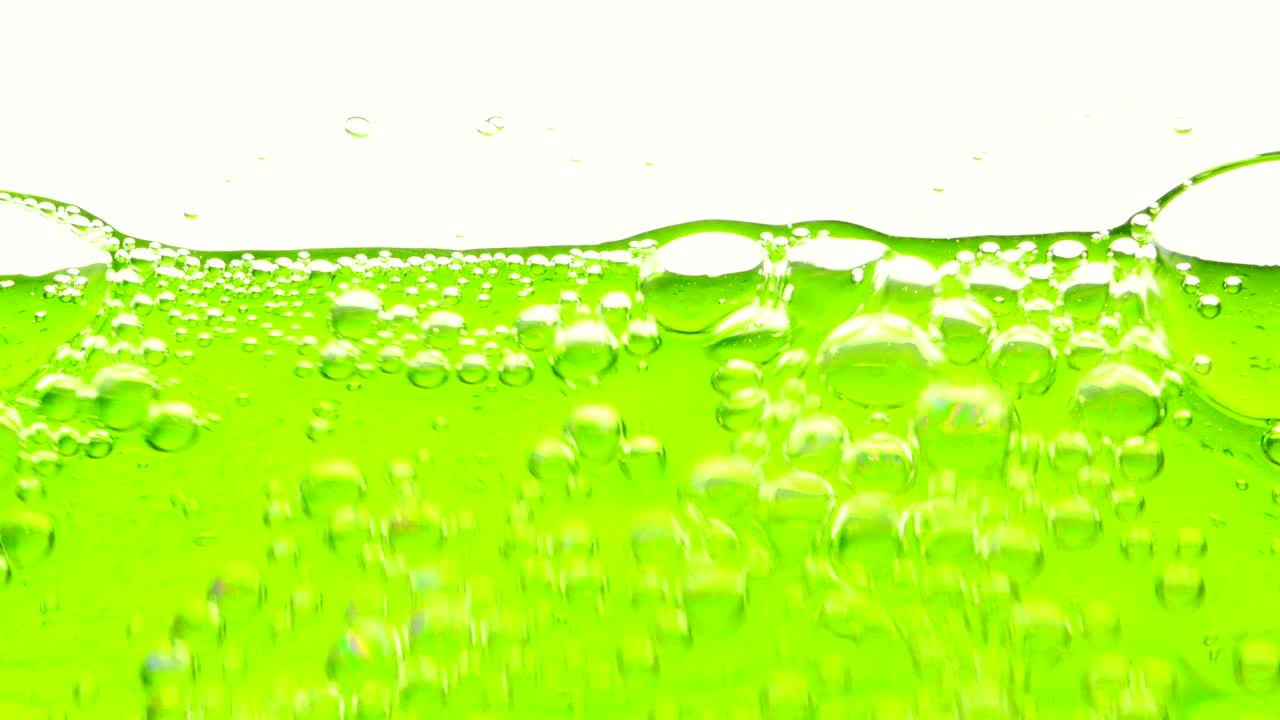 유리 배경 뒤에 있는 물 거품