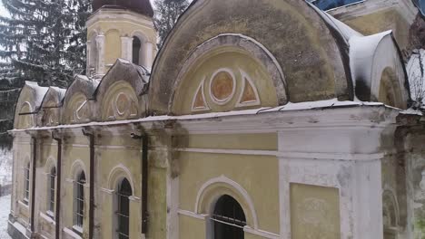 Antigua-Iglesia-Abandonada-Al-Borde-Del-Bosque