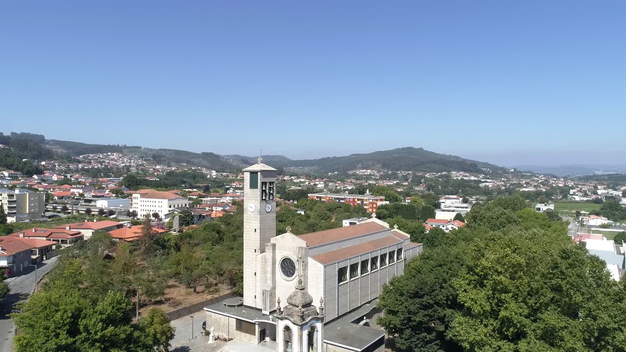 vista aérea de la iglesia católica en el campo