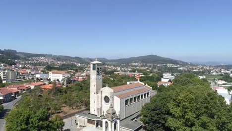 Vista-Aérea-De-La-Iglesia-Católica-En-El-Campo