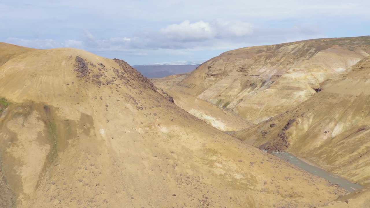 солнечный день в богатом минералами риолитовом горном массиве керлингарфьель, аэрофотосъемка