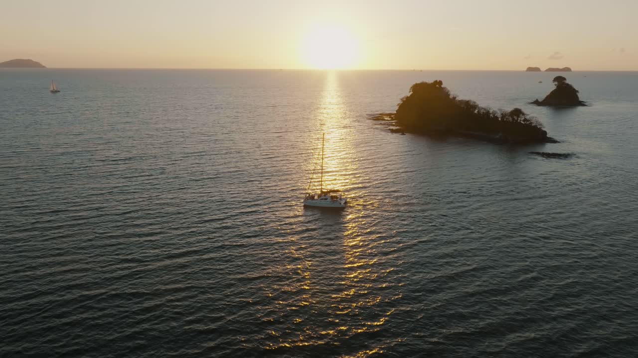 vista panorámica de un yate catamarán navegando durante la puesta de sol en la playa de costa rica cerca de guanacaste, américa central