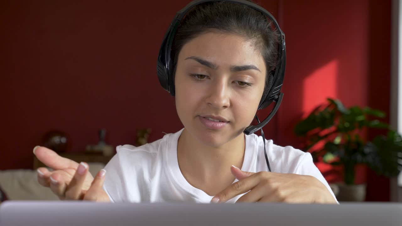 estudiante india hace videoconferencia en computadora portátil habla con tutor web, maestro en línea en chat remoto por webcam en pantalla. concepto de clase de educación a distancia.