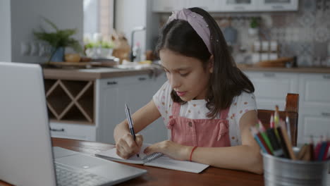niña haciendo la tarea en casa.