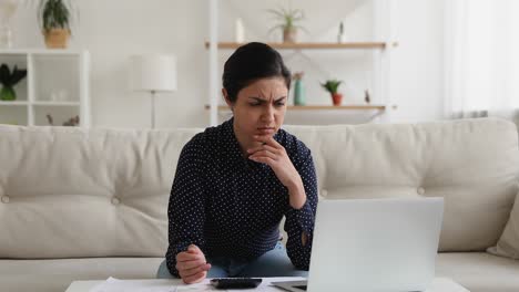 la mujer india calcula las finanzas personales se siente molesta por gastar demasiado