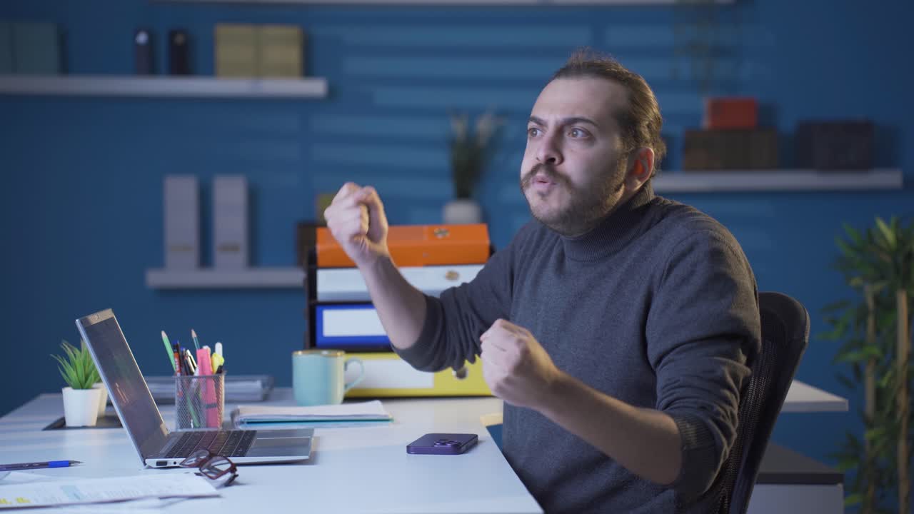 el hombre de negocios que tiene un colapso nervioso se enoja.