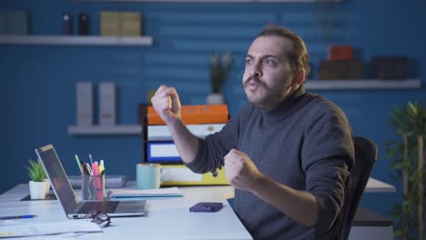 el hombre de negocios que tiene un colapso nervioso se enoja.