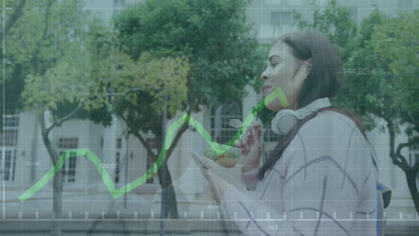 animación del procesamiento de datos sobre una mujer biracial usando un teléfono inteligente