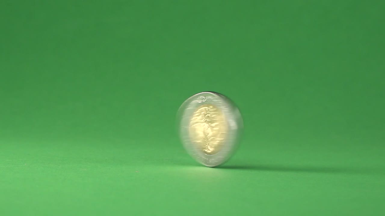 una moneda mexicana de 5 pesos girando de derecha a izquierda sobre un fondo cromático