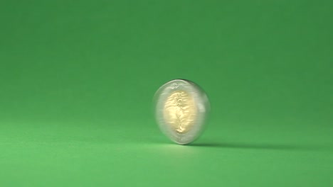 Una-Moneda-Mexicana-De-5-Pesos-Girando-De-Derecha-A-Izquierda-Sobre-Un-Fondo-Cromático