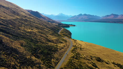 Malerische-Luftaufnahme-Entlang-Des-Türkisfarbenen-Wassers-Des-Pukaki-Sees-Mit-Dem-Majestätischen-Mount-Cook-In-Der-Ferne