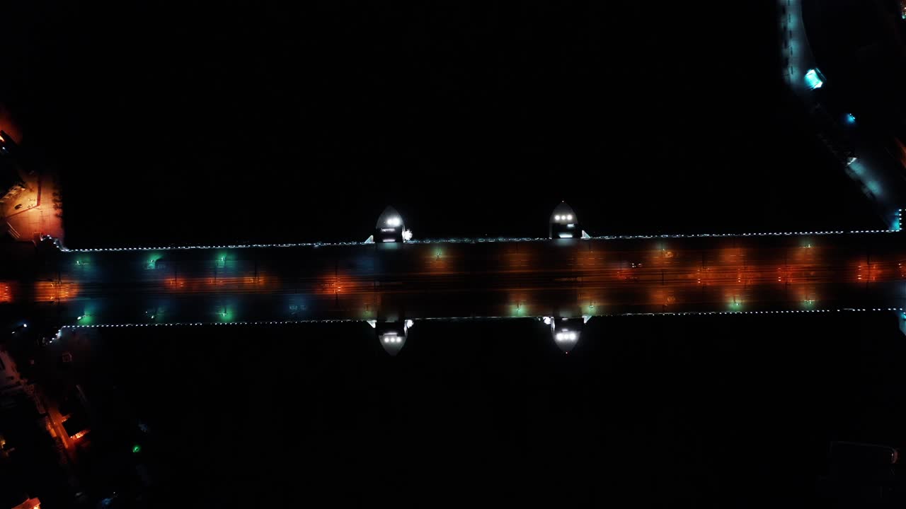 ночной воздушный вид пустого моста галата без людей. 4k кадры в турции