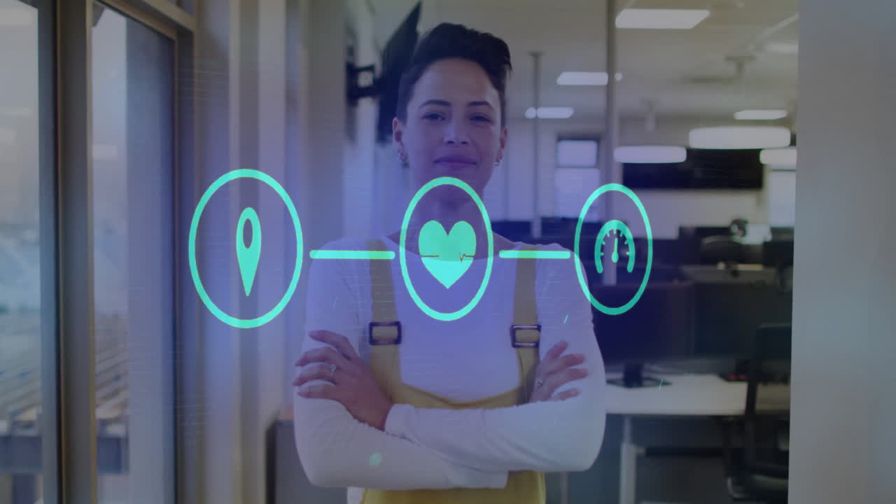 animación de diagrama de flujo de iconos sobre mujer biracial sonriente de pie brazos cruzados en la oficina