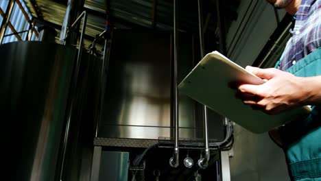 maintenance worker writing on clipboard 4k