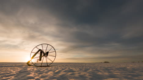 rueda sobre la nieve bajo un cielo espectacular en un amanecer de primavera en chester, idaho