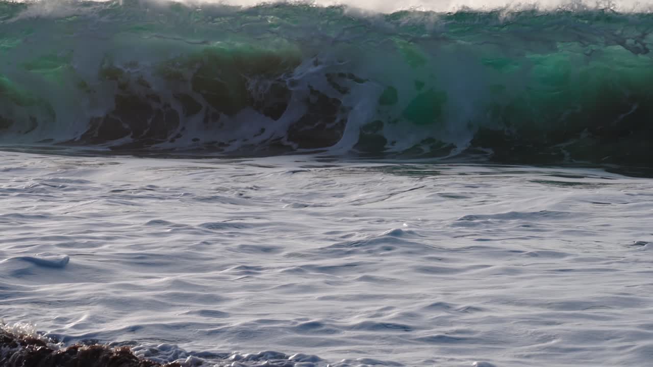 아름다운 슬로우 모션 슬로 모 파도가 하와이의 바다 해안에서 부서지고 부서집니다.