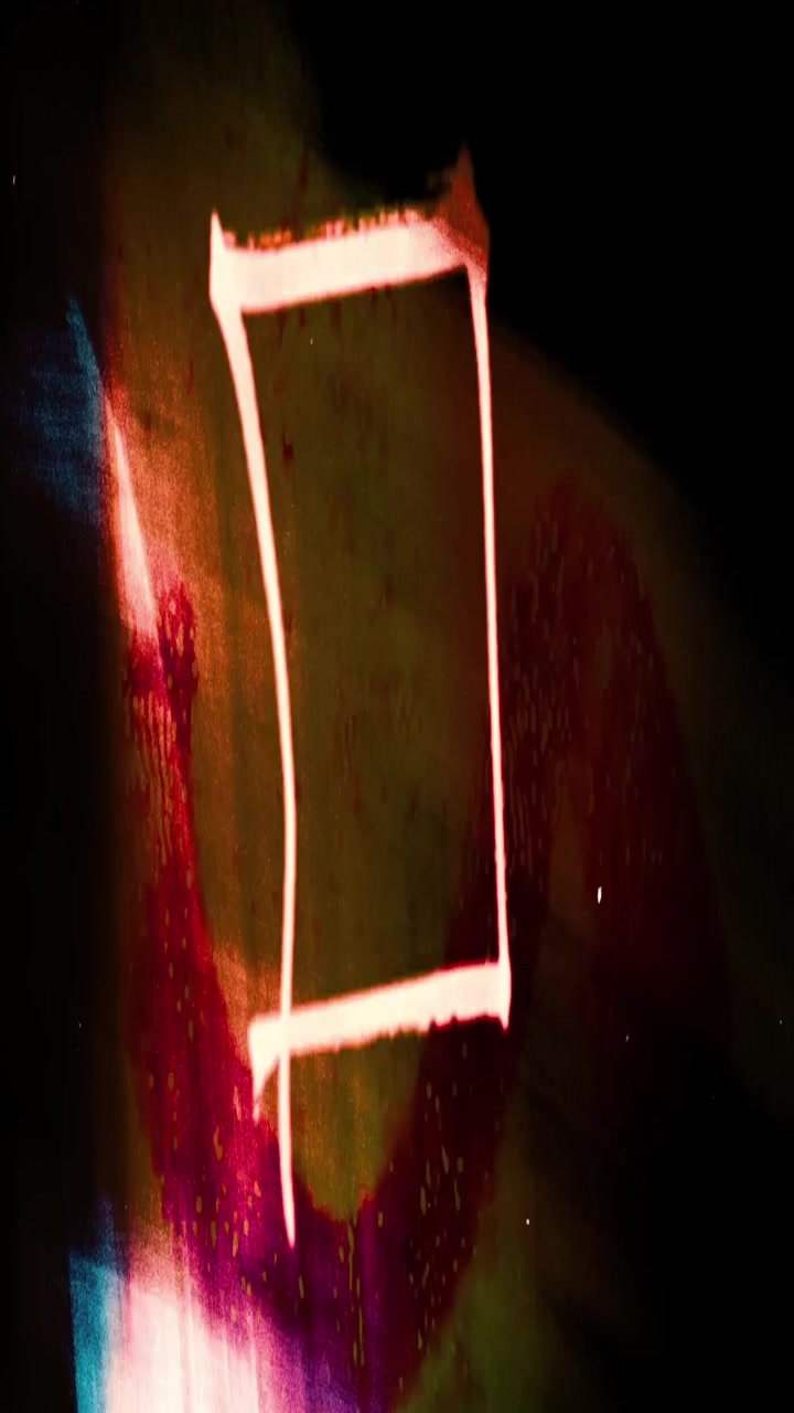 Pintura de luz abstracta creando formas geométricas en la oscuridad