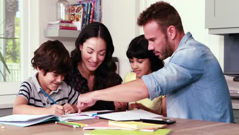 los padres ayudan a los niños a hacer los deberes