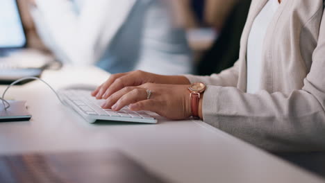 de las manos de la mujer en el teclado en la oficina