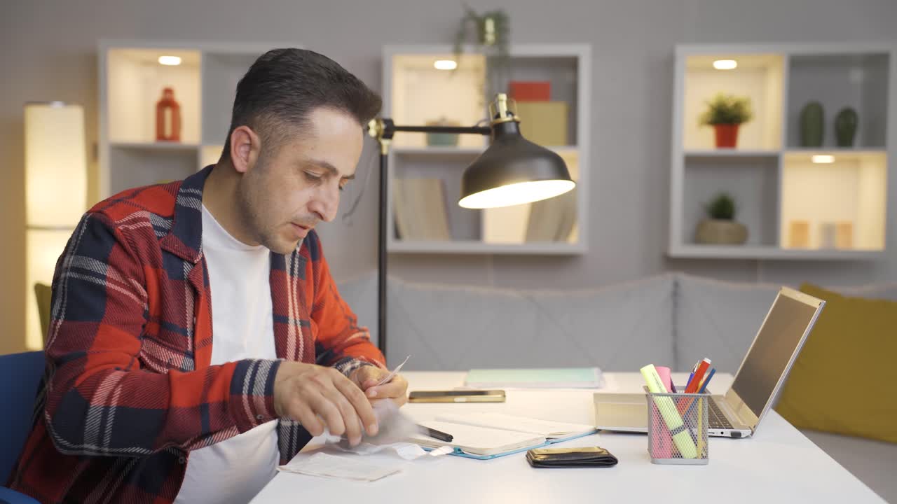 el hombre que es feliz cuando el dinero aumenta. economía doméstica.