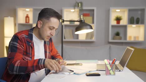 el hombre que es feliz cuando el dinero aumenta. economía doméstica.