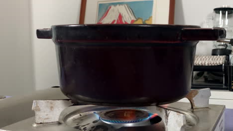 una olla está ardiendo en la cocina de casa, tokio, japón