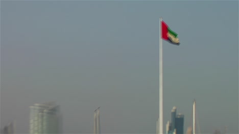 la bandera de los emiratos árabes unidos ondea en el viento