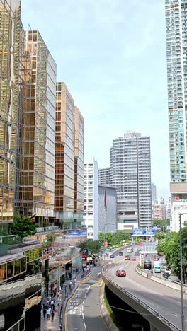 los coches conducen a través del paisaje urbano de hong kong