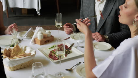 Gente-Feliz-En-El-Restaurante