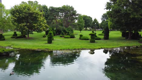 parque topiario en columbus, ohio, oficialmente el jardín topiario en el parque de la vieja escuela para sordos, representa figuras de la pintura de 1884 de georges seurat, un domingo por la tarde en la isla de la grande jatte
