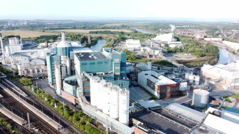 fábrica de productos químicos industriales junto a warrington bank quay vías de tren vista aérea dolly izquierda