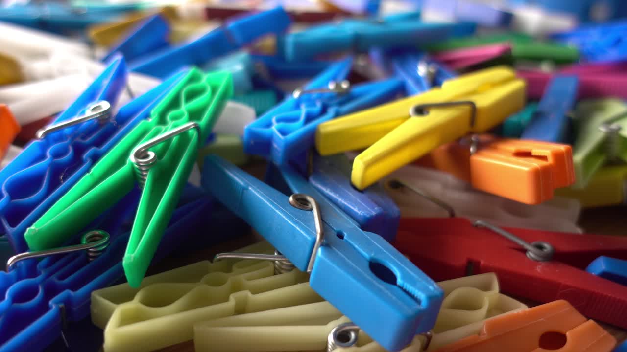 Mollette di plastica multicolore.