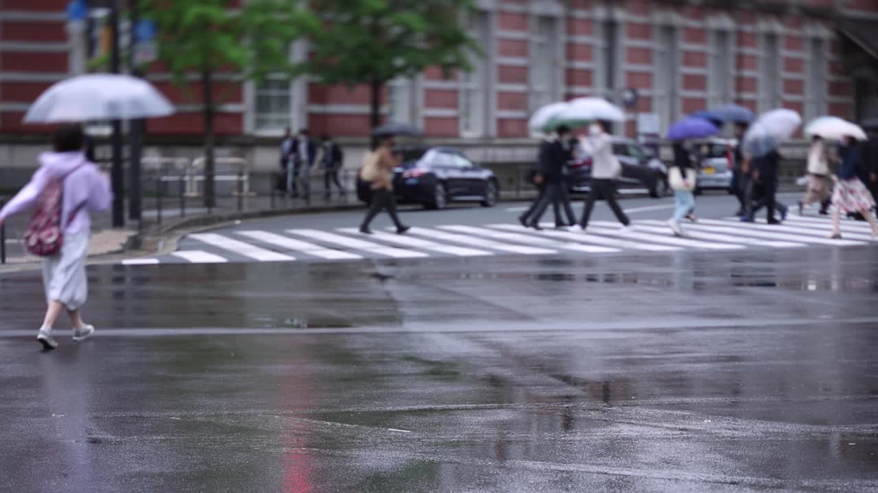 마룬우치 도쿄의 비가 오는 날 거리에서 는 사람들