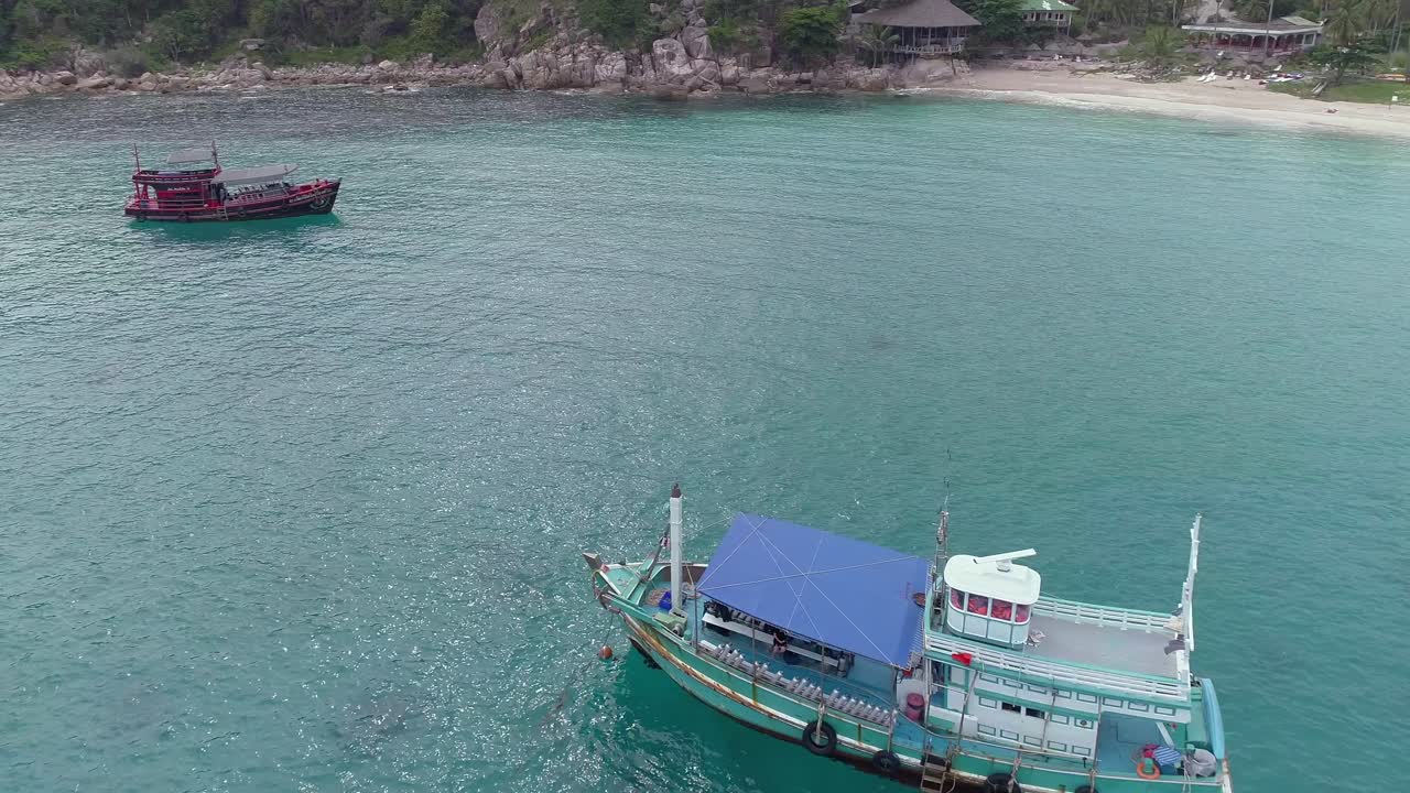 열대 만 에 정박 한 배 의 공중 사진