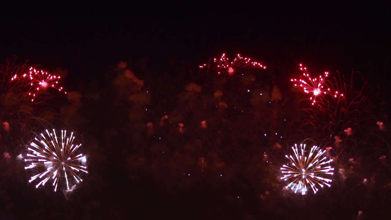 coloridos fuegos artificiales explotando en el cielo nocturno. celebraciones y eventos en colores brillantes.