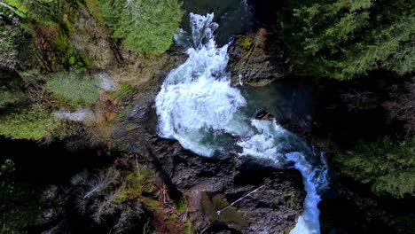 Lucia-Falls-Es-Una-De-Las-Cinco-Cascadas-Con-Nombre-A-Lo-Largo-Del-Río-East-Fork-Lewis-Cerca-Del-Campo-De-Batalla