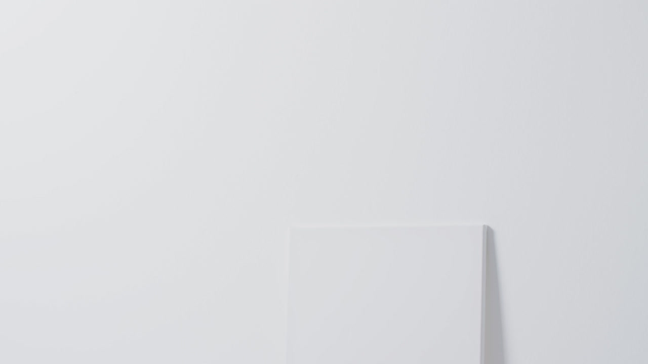 video vertical de un letrero de lienzo blanco con espacio de copia en el suelo contra un fondo blanco