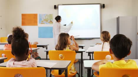 maestro enseñando a los niños en el aula