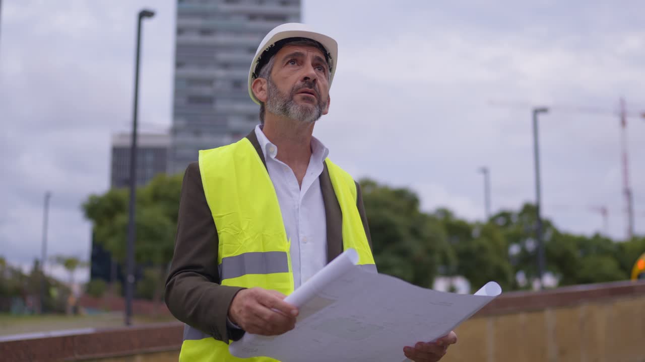 trabajador de la construcción revisando planos