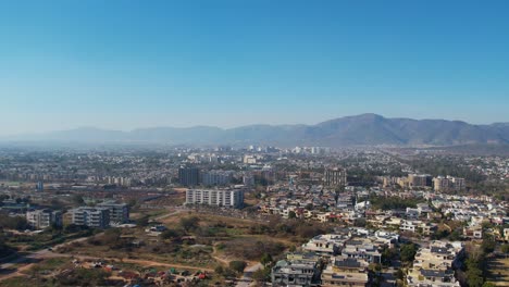 Toma-Aérea-Inclinada-De-Islamabad-Con-Las-Colinas-De-Margalla-Como-Telón-De-Fondo