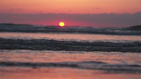 Nahaufnahme-Wunderschöner-Sonnenuntergangswellen,-Die-Im-Sommer-Am-Strand-In-Warmer-Goldener-Stunde-In-Zeitlupe-Krachen,-Friedliche-Szene-Zum-Entspannen