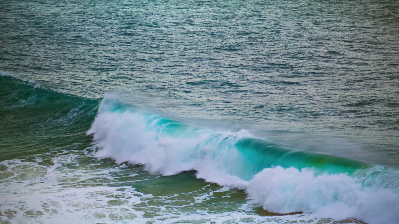 las grandes olas del mar se hinchan rompiendo en arrecifes poco profundos las olas turquesas rodando la costa