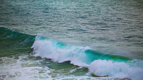 Grandes-Olas-De-Mar-Hinchadas-Rompiendo-En-Un-Arrecife-Poco-Profundo.-Olas-Turquesas-Costa-Ondulada