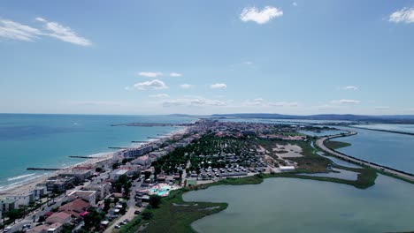 Luftpanoramablick-La-Grande-Motte-Mit-Küstenlinie-Und-Blauem-Himmel-Im-Sommer,-Frankreich