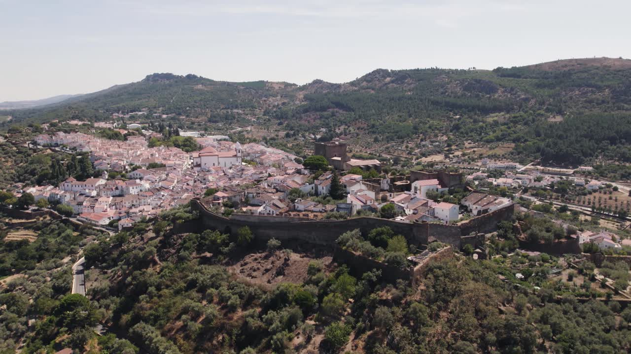 órbita aérea alrededor de la fortaleza de castelo de vide y el paisaje circundante, portugal